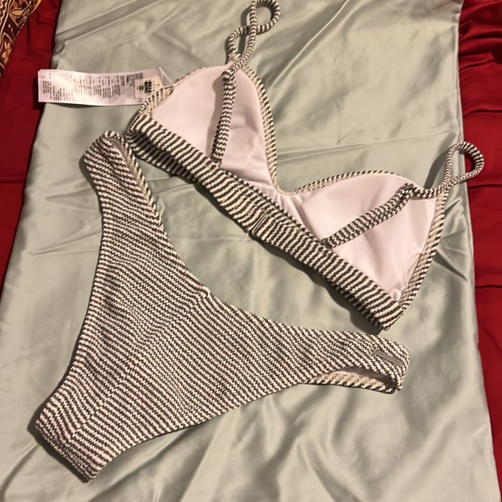 Bikini - Picture 2 of 4